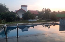 Bungalow with pool in Alibaug