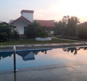 Bungalow with pool in Alibaug